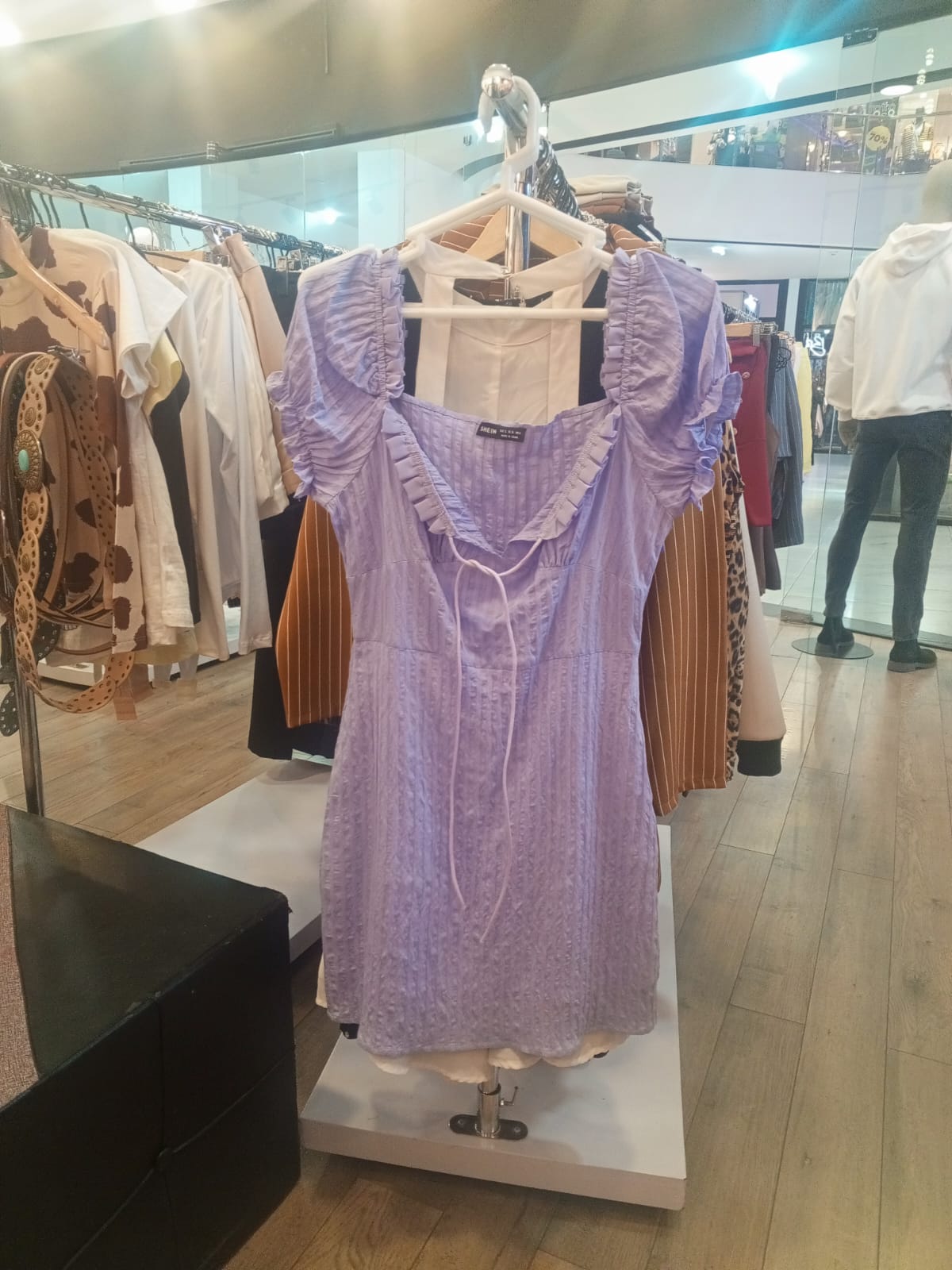 VESTIDO SHEIN, C/ LINEAS VERTICALES, MANGAS COTAS GLOBO